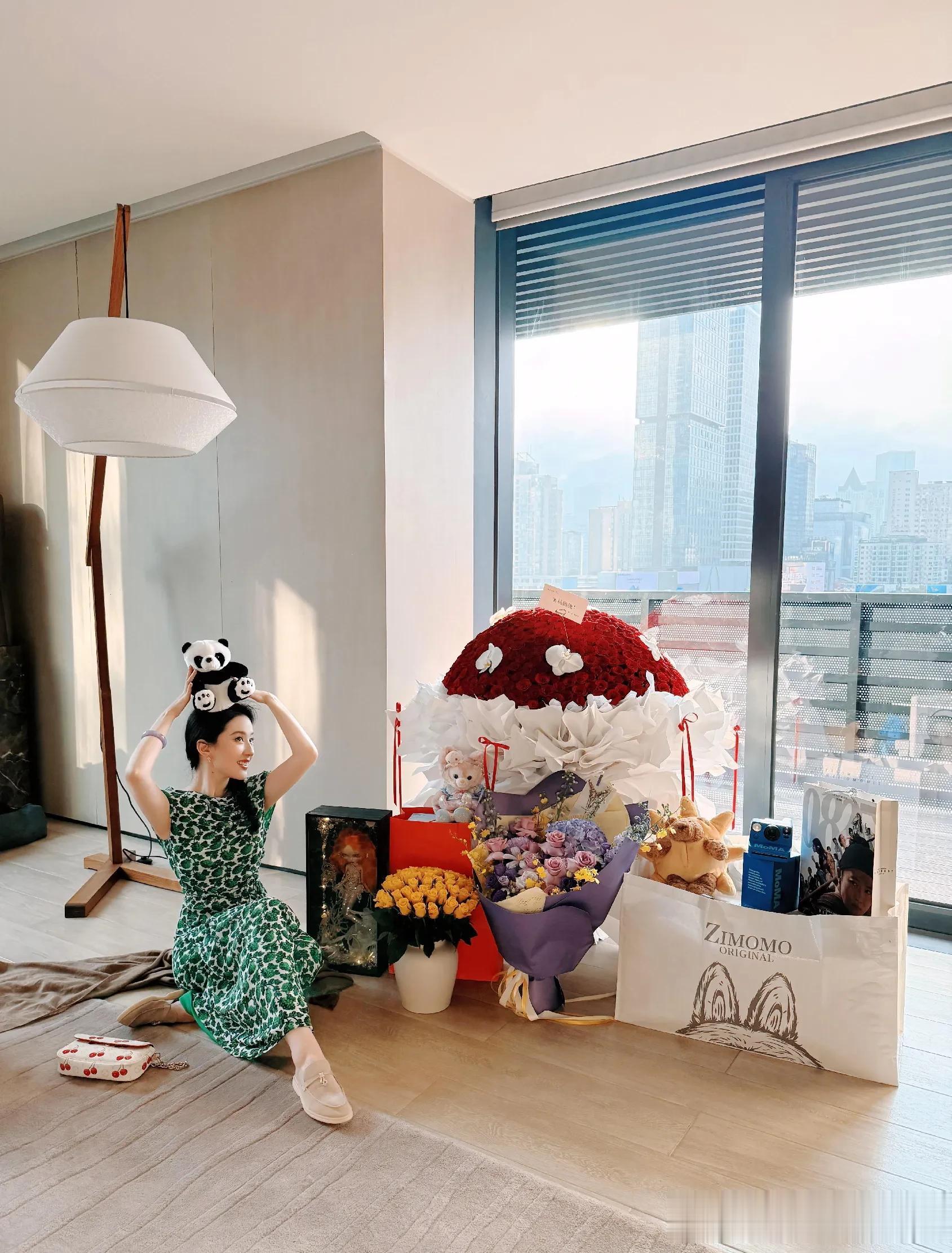 刘亦菲38岁庆生照，穿一字肩连衣裙典雅高贵，如公主般美丽开心