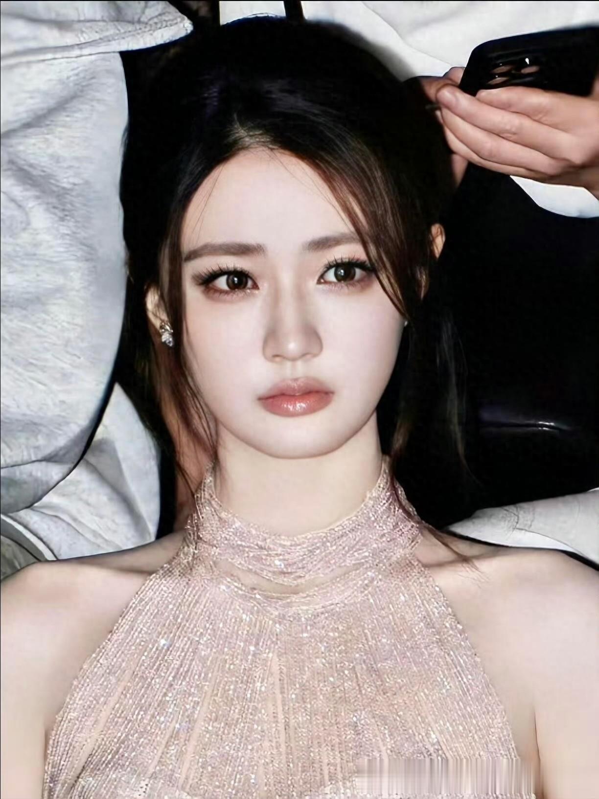 徐璐|上海时装周秀上,很难忘的一场小鹿的眼睛双眸盛着一汪静湖 ???