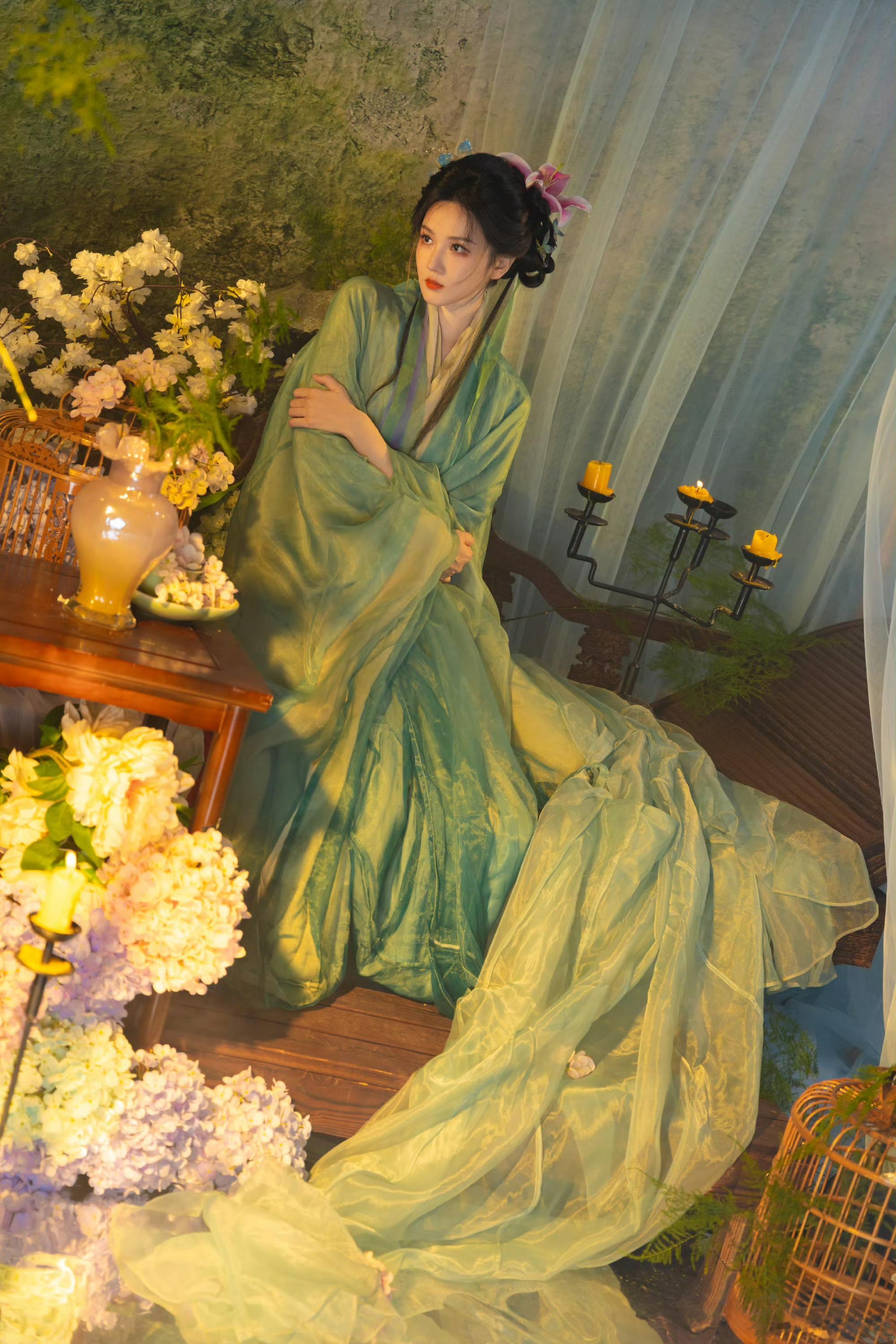 陈小纭不愧是体操出身，一颦一笑自带气质，古风到日常尽显惊艳！