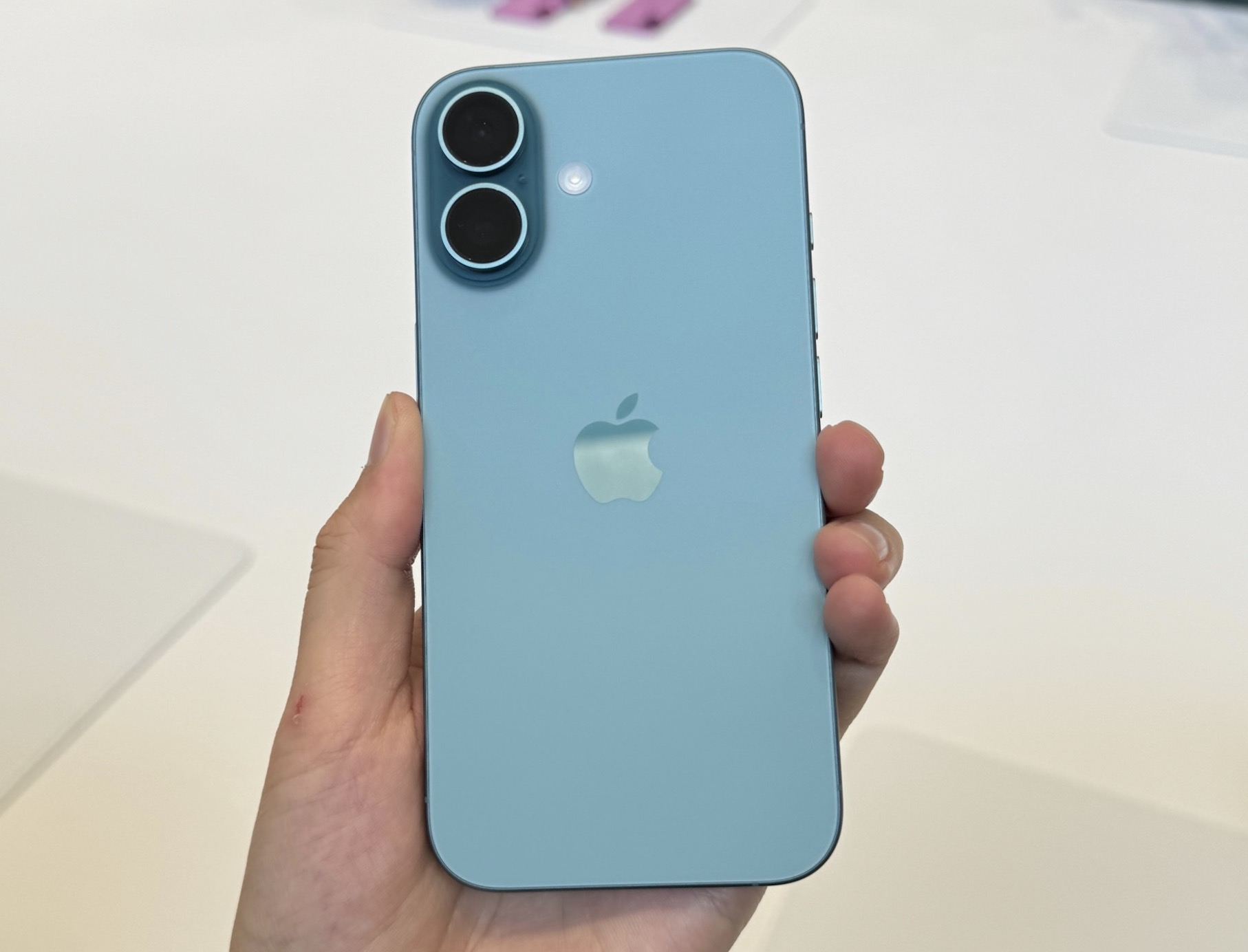 库克还是妥协了,iPhone 16跌至“真香价”,256GB更亲民了