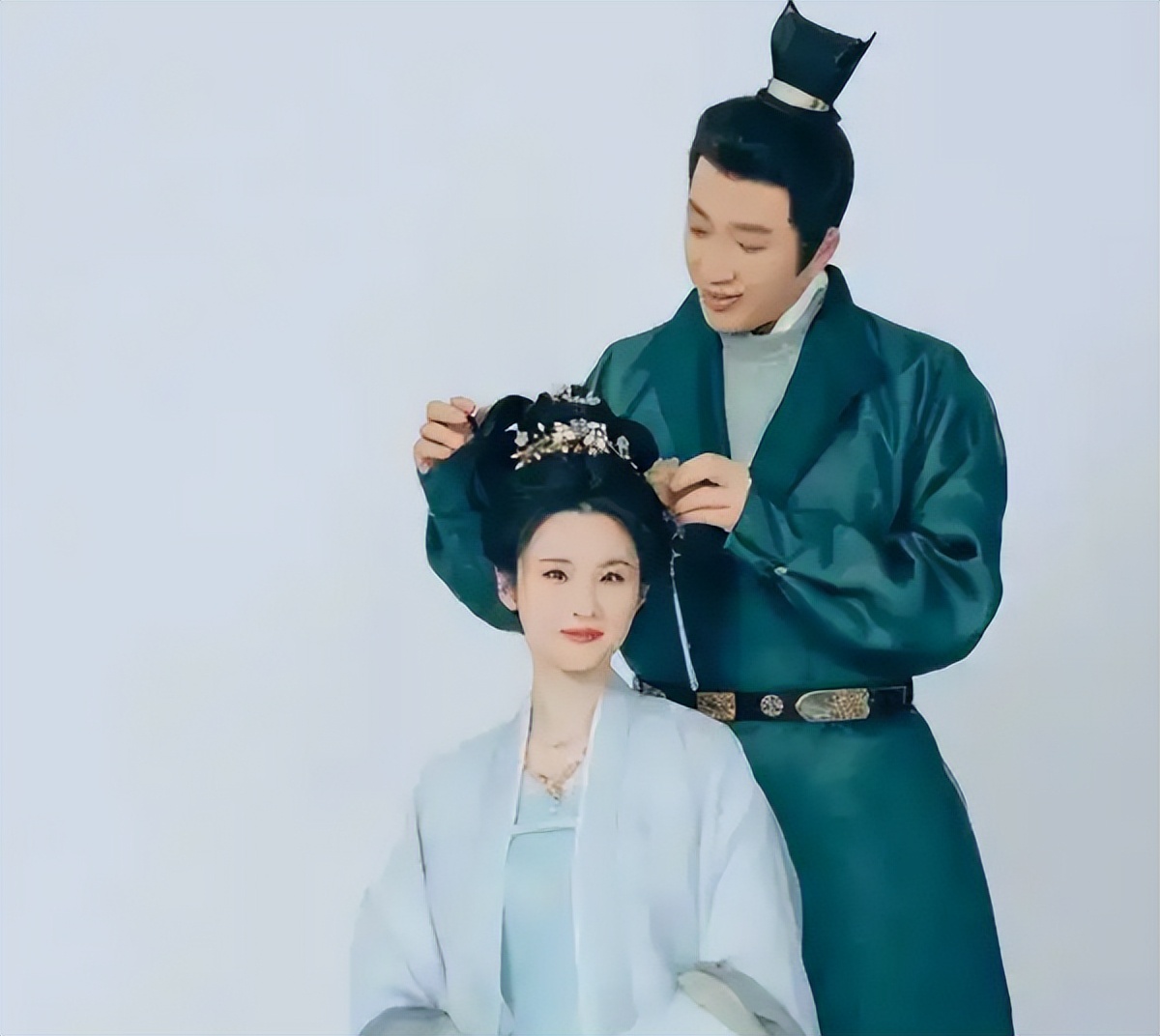 没后台,没人罩,没热度,32岁谋女郎,沦落与47岁于正演情侣