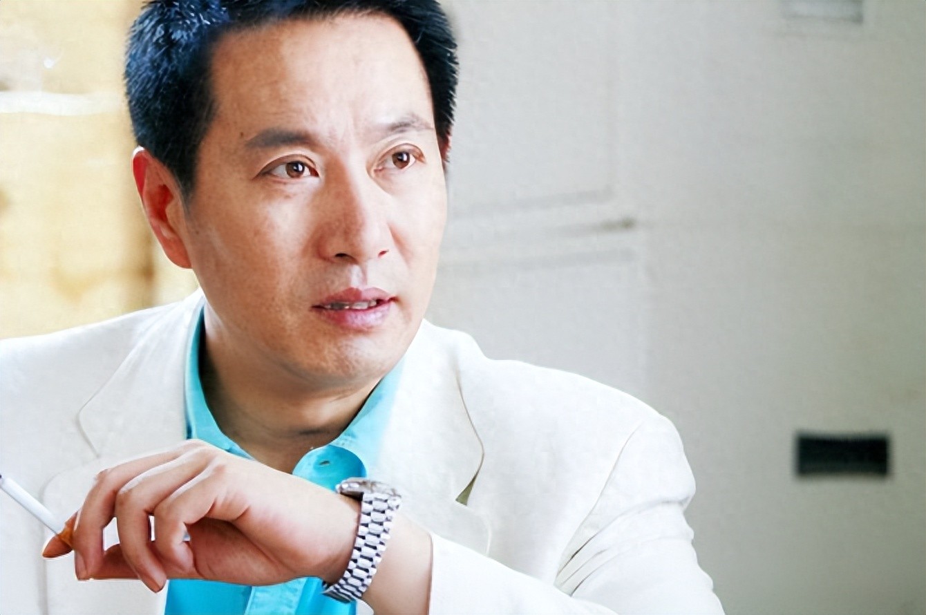 55岁姚刚现状:一生无妻无子,买千万豪宅一个人住,发福后更帅了