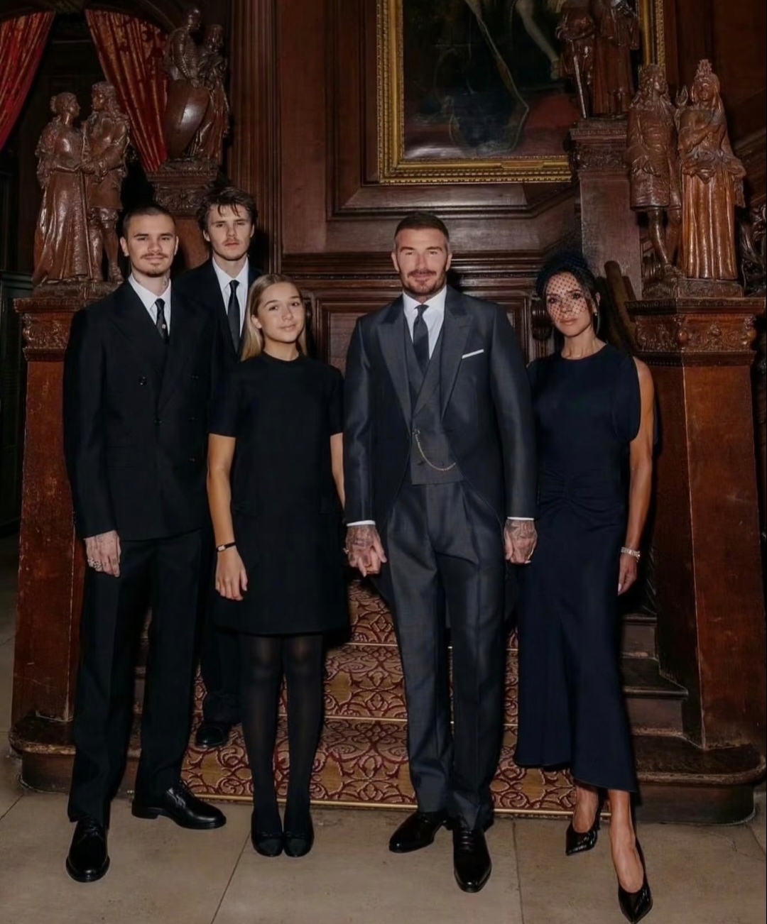 贝克汉姆老婆逛街被偶遇，喇叭裤里“踩高跷”显超高，让人不敢认