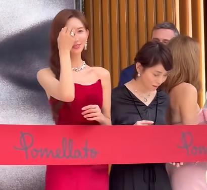 50岁林志玲现身东京!脸馒化对老外笑得谄媚,却被身边老妇人抢镜