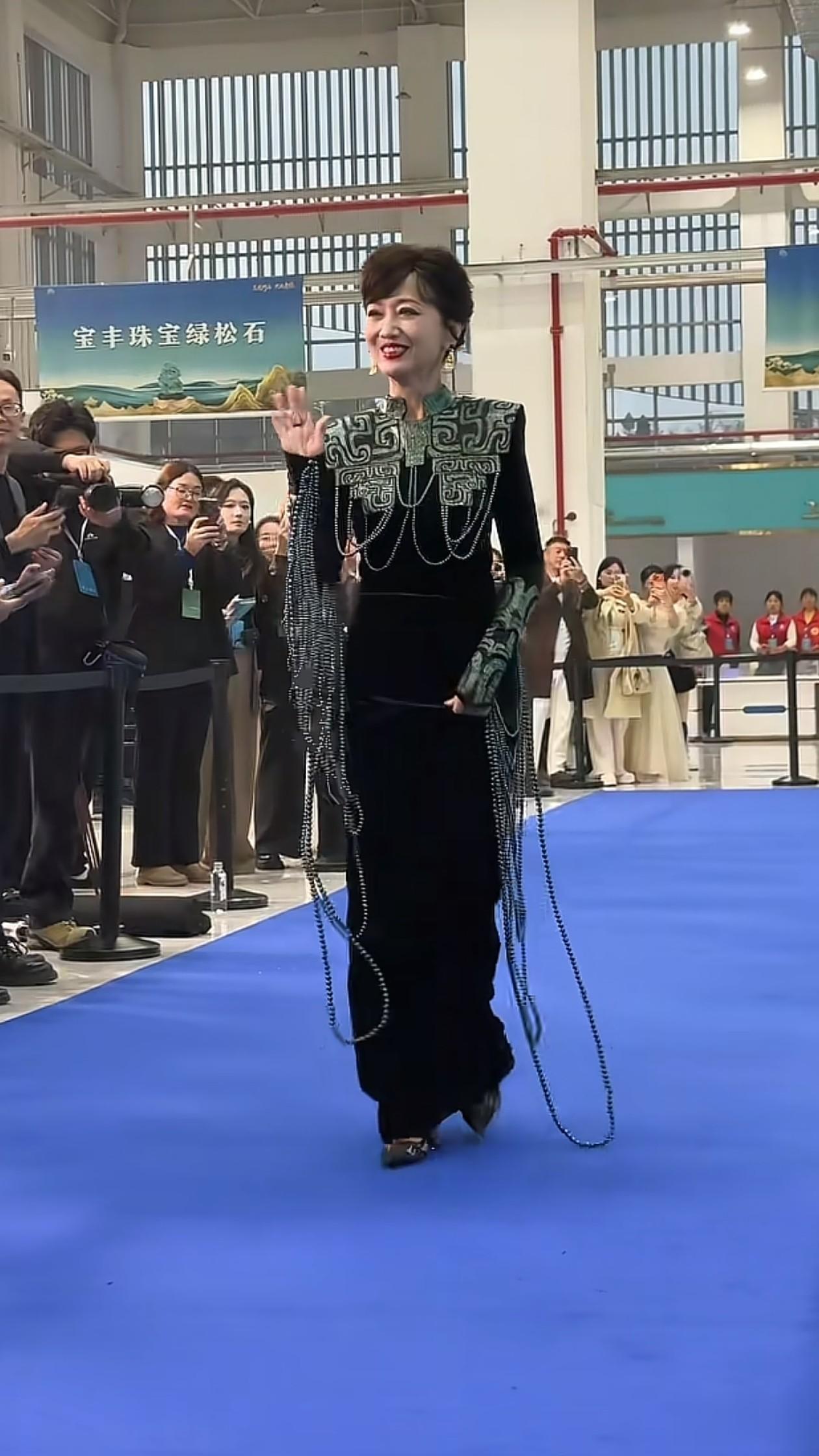 71岁赵雅芝最新穿搭：盘发+收腰裙，尽显端庄典雅，真是美得冒泡