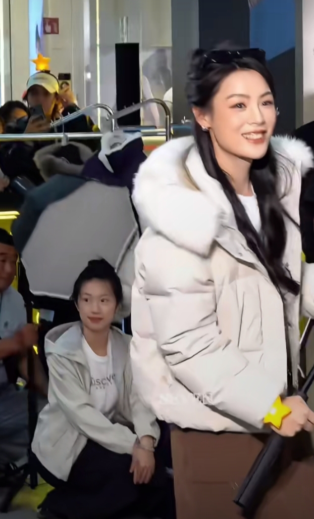 陈丽君亮相Discovery活动 浅灰羽绒服配长裙，美得好高级