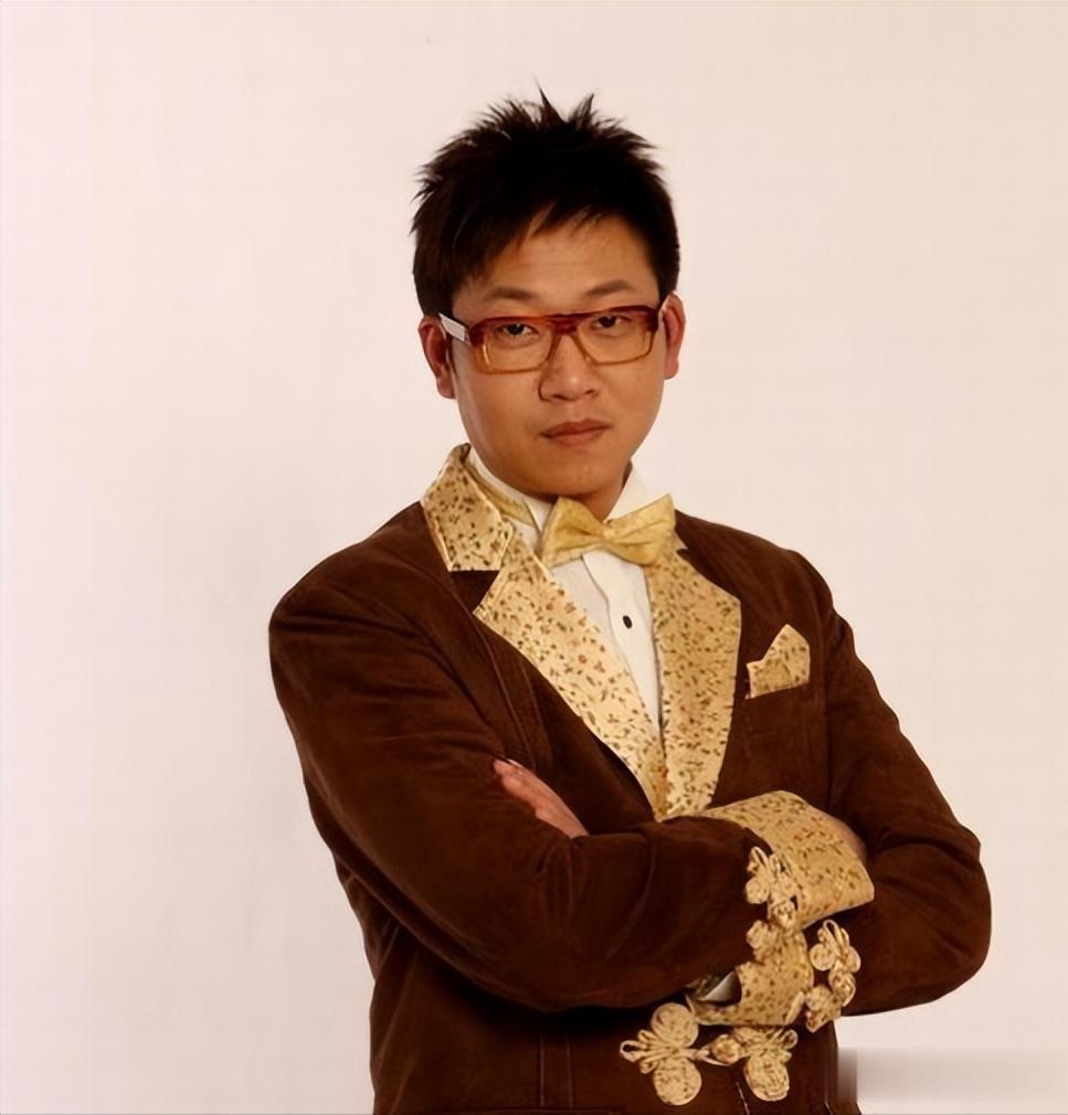 他曾是央视主持，却因“任性”引起领导不满，如今54岁在街头吃播