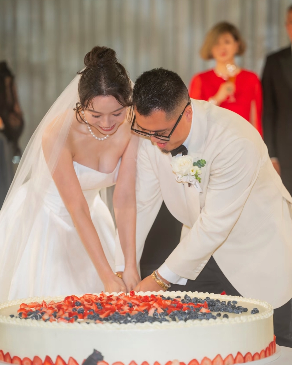 邱淑贞老公胞弟嫁女，沈月出镜比妈妈还美，刘嘉玲夫妇钟镇涛都在