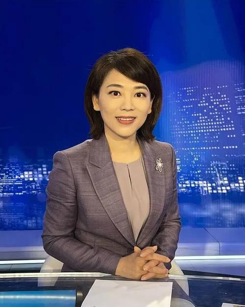 她是央视著名主持人,和丈夫分居多年,怀孕仍上班,风光后有心酸