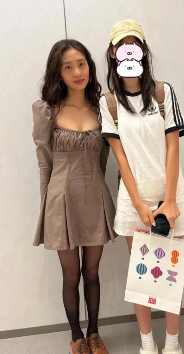 黄多多穿着紧身连衣裙,好像孙莉有气质,19成熟又不乏少女灵动