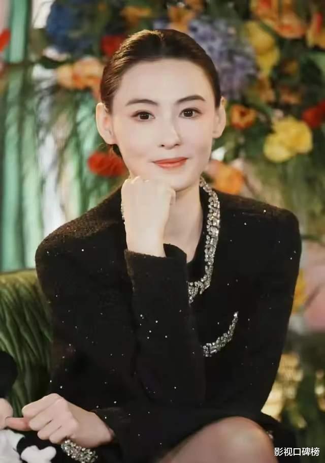 王菲最新广告花絮曝光，穿大露背连衣裙撞脸那英，56岁状态很好