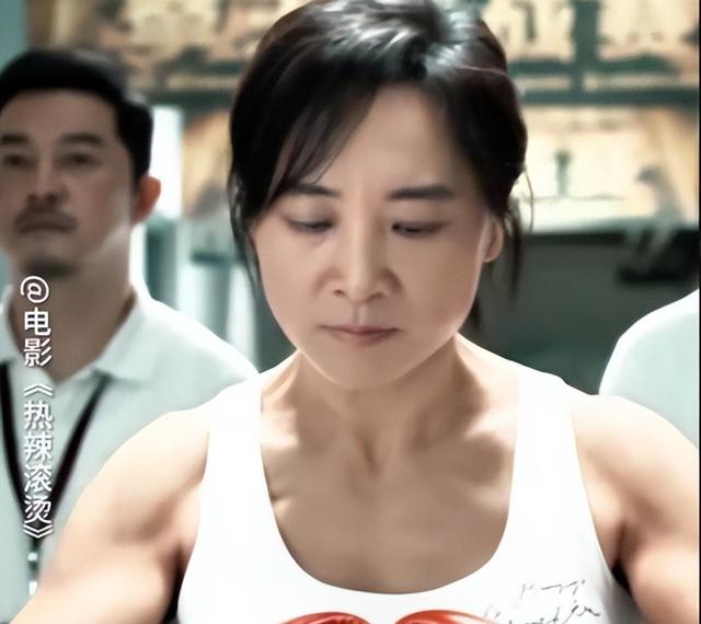 昔日姐妹花成“陌路”？张小斐首映哭红眼，贾玲“不务正业”