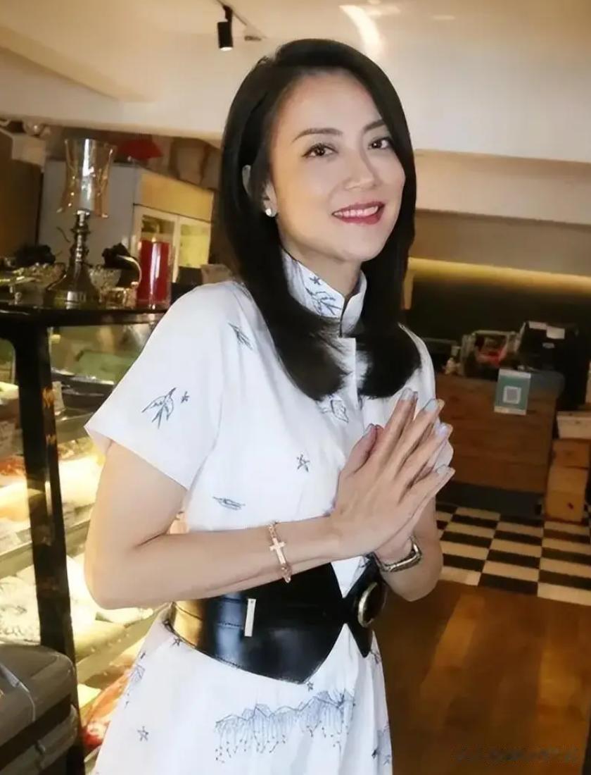 53岁依然光彩夺目，谢霆锋前女友与女儿同框的幸福瞬间！