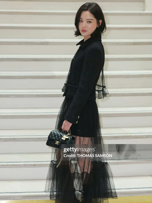 巴黎生图第三弹:迪丽热巴又捂胸,被王一博脸帅到,辛芷蕾咋穿这