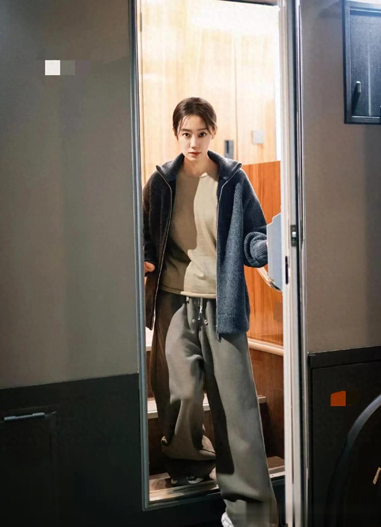 张小斐私服穿搭真随性！穿深灰拉链开衫+阔腿裤，简约舒适又时髦