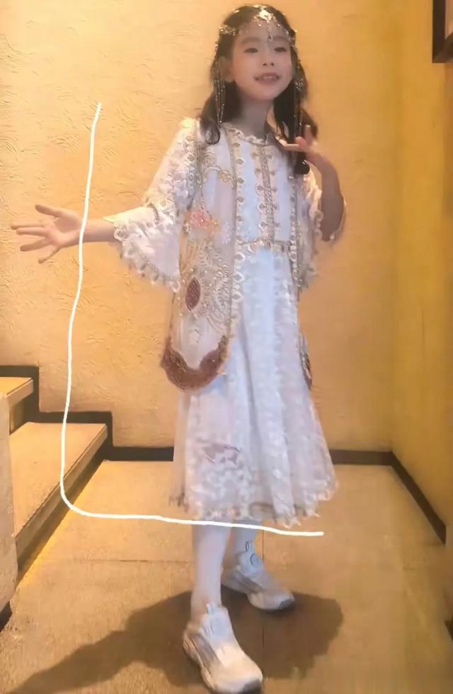 小李琳晒全家新疆游，经超为20岁继女牵马，蹲着拍照，比亲爹还宠