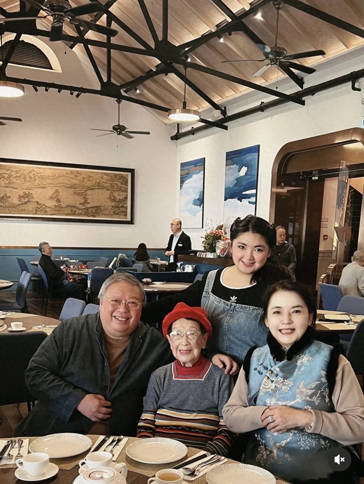 胡慧中全家外出过元旦，101岁婆婆也在面容慈祥，三代同堂好温馨