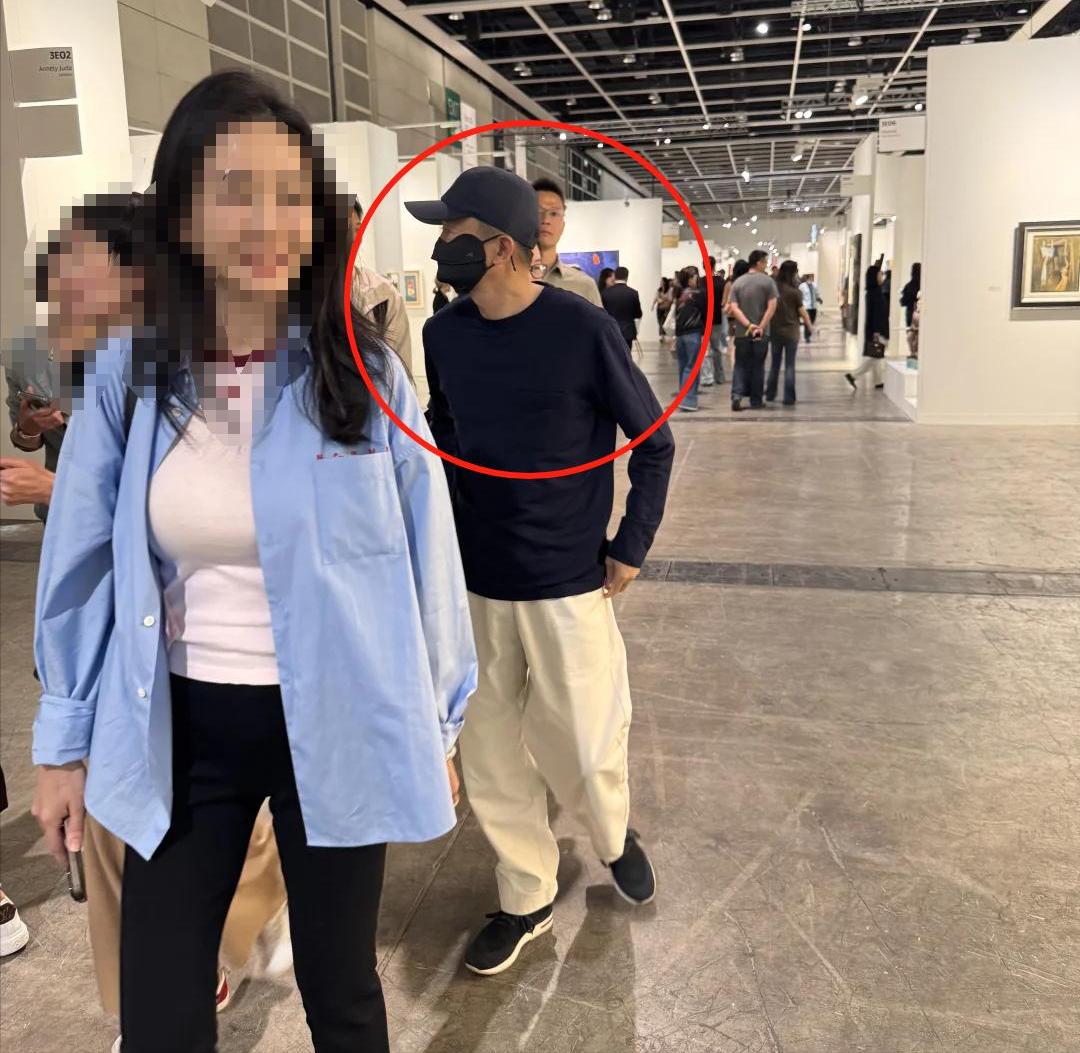 马云现身酒吧，阿里高管陪同，桌上全是酒水，被认出后连忙戴口罩