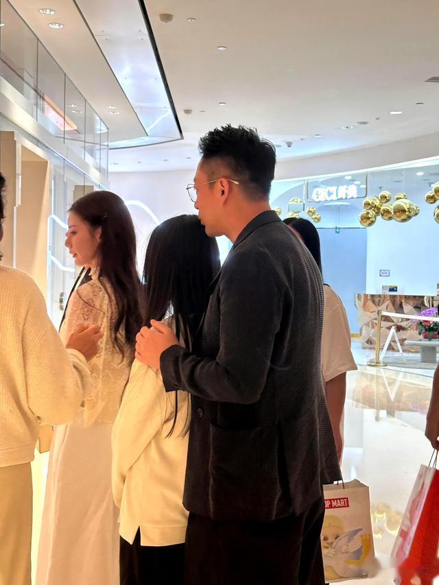 汪希玥姐弟俩回来北京了，脸都有被打码，大S在天之灵放心吧！