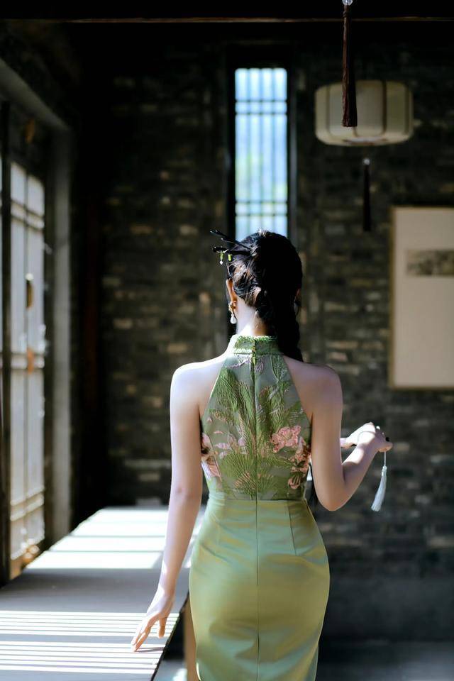 蓝盈莹绿色旗袍的美,宛如定格在画中的仙女