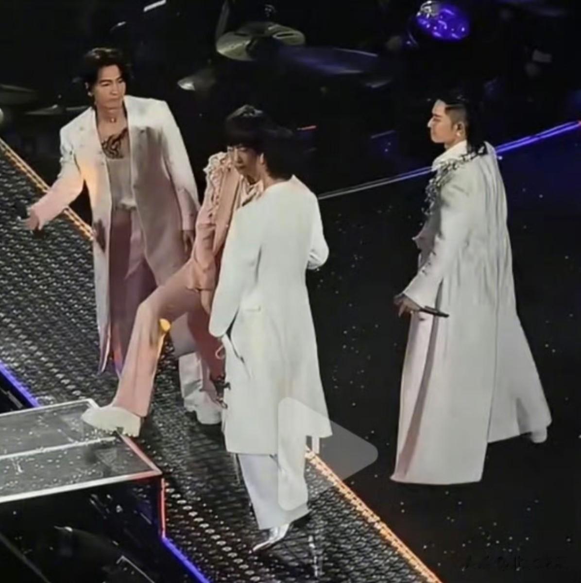 太体面！阿信从舞台摔倒，被网友质疑想试探F3，却发言感谢朱孝天