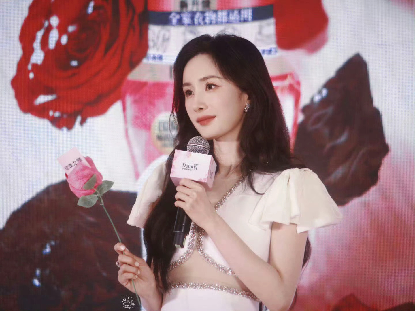 杨幂最新穿搭造型，破洞毛衣破洞裤也能穿出花来，她真的好会搭配