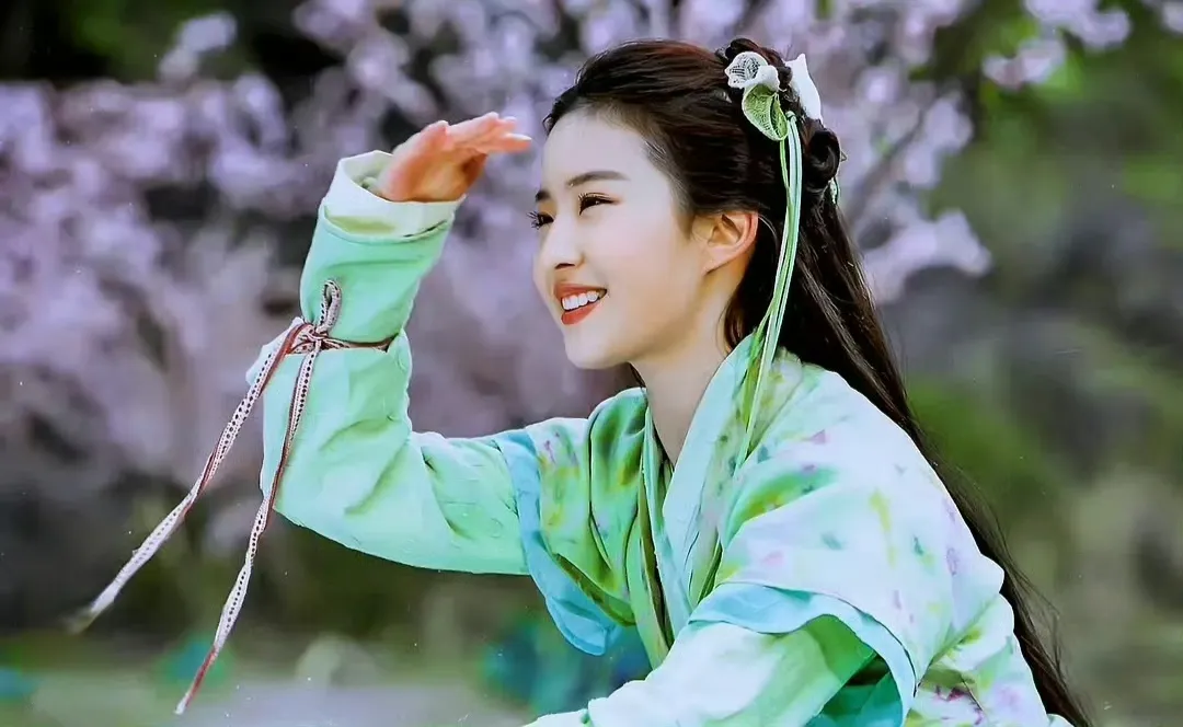 女明星绿色古装造型：白鹿清新，虞书欣灵动，刘亦菲、蒋欣最经典