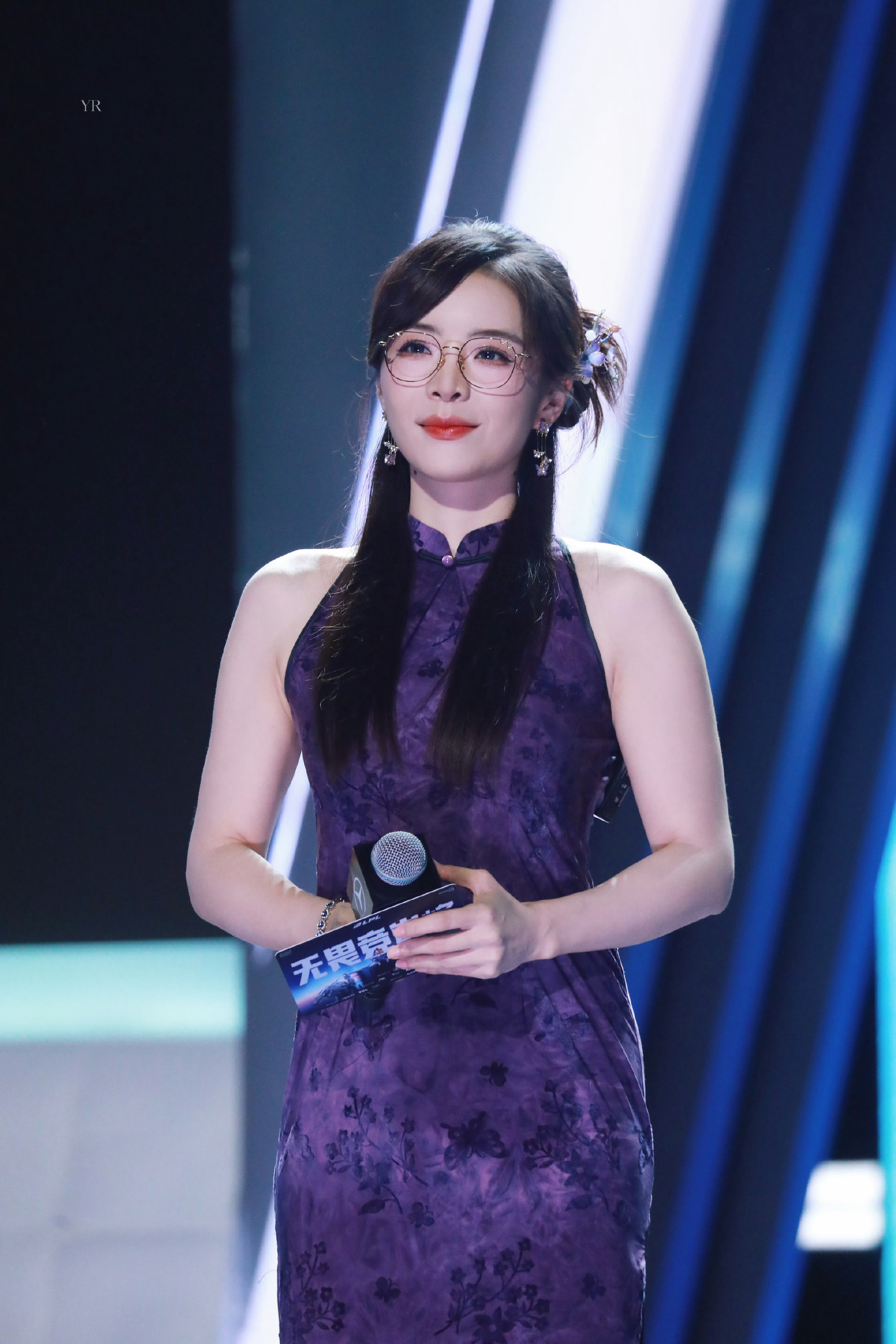 余霜阿姨|紫色旗袍+金丝眼镜，这身材比例谁看了不夸