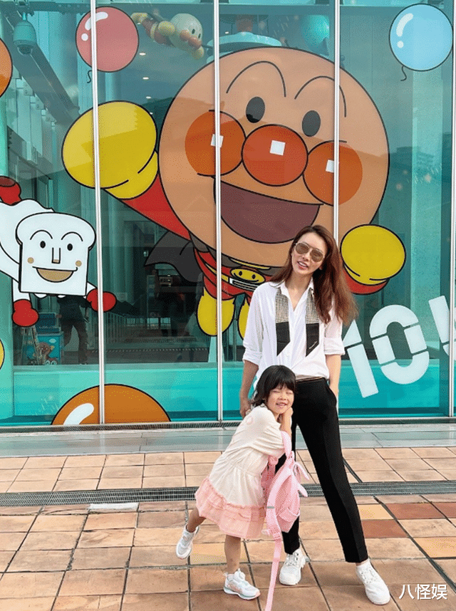 42岁毛俊杰离婚后定居上海住大别墅,晒居家生活,插花看书好享受