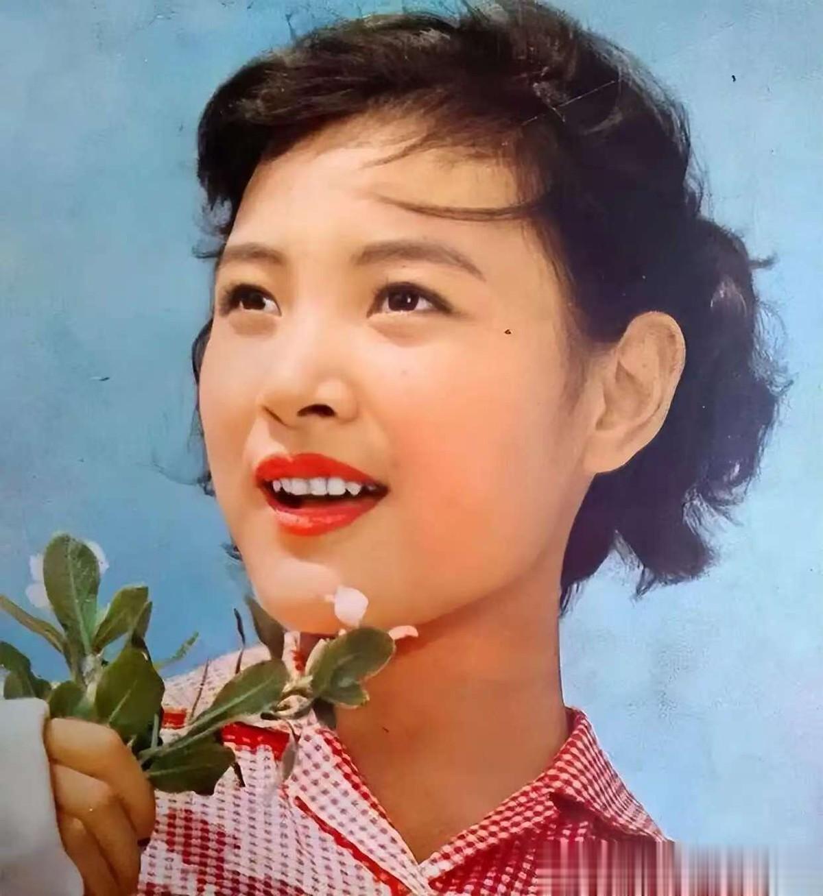 让春晚导演给全国观众道歉，入美国籍后却回国捞金，她有什么来头