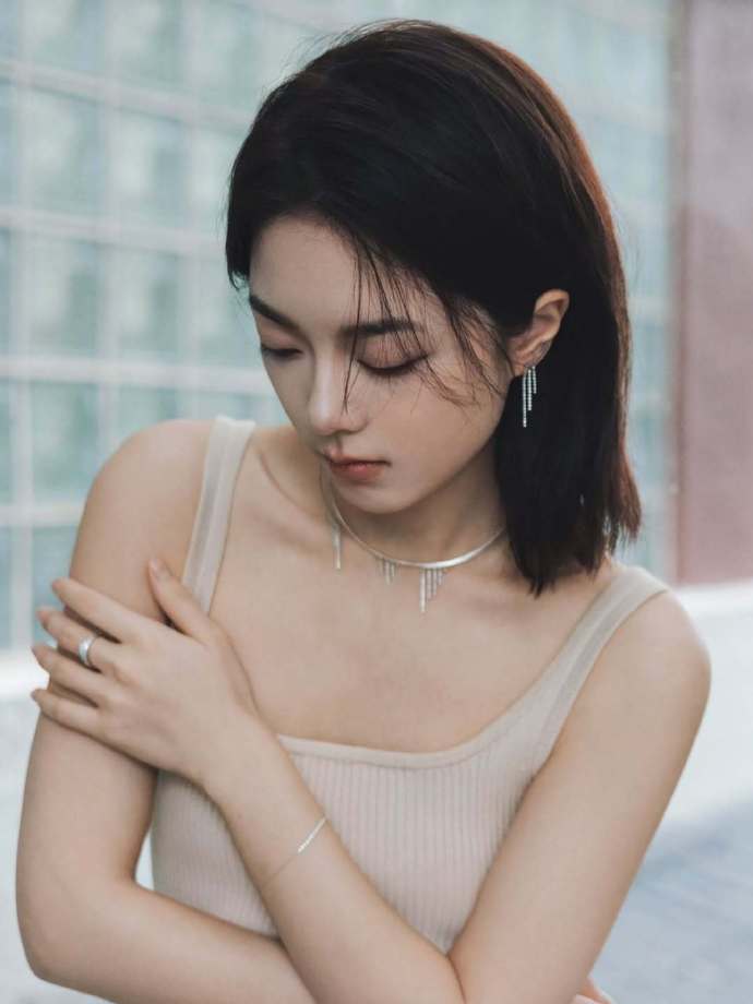 赵今麦造型释出，优雅大气，这一身好有韩剧女主的感觉。 ???