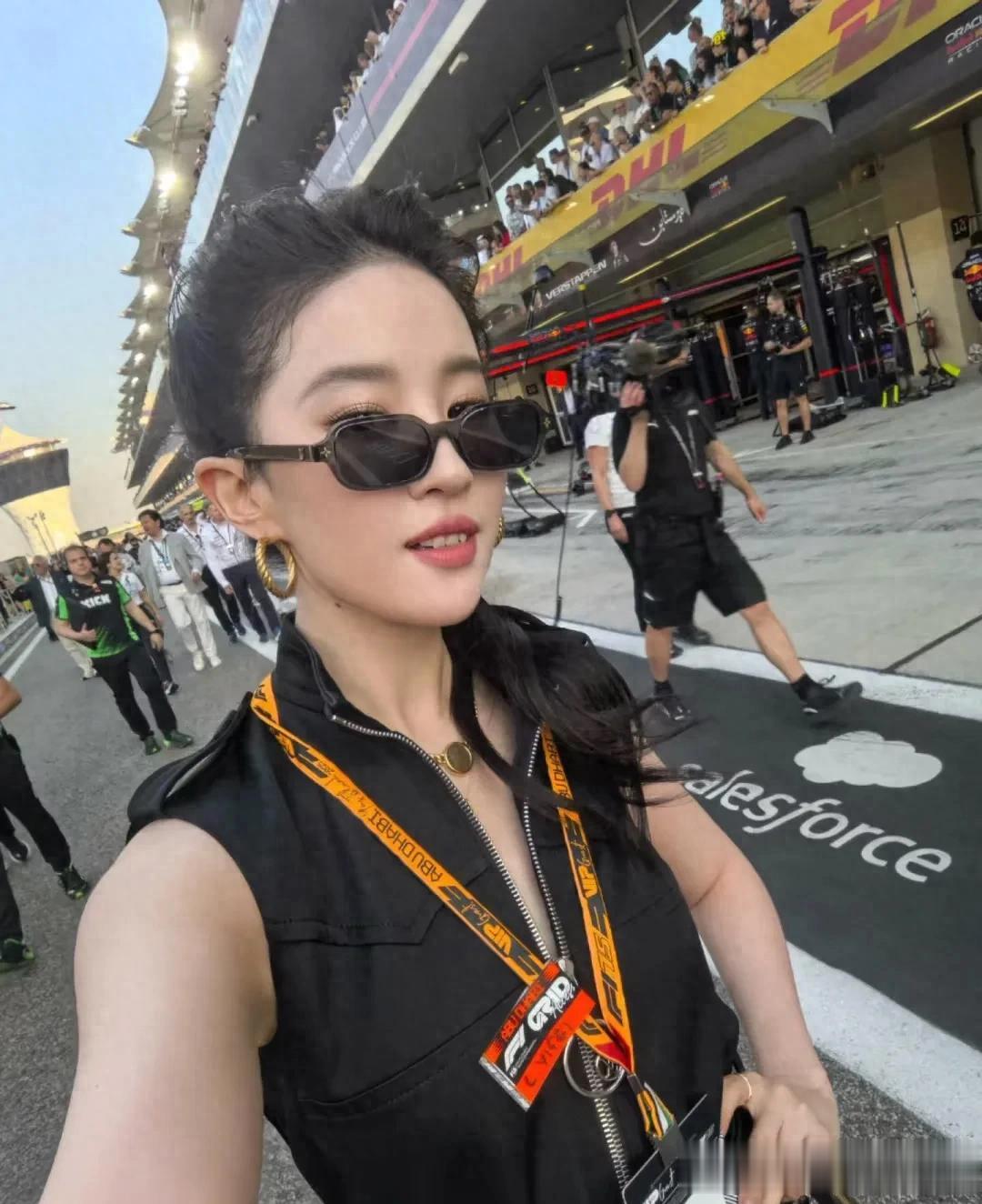 刘亦菲更新度假照，38岁素颜也很美，但是搭配的却有点土土的