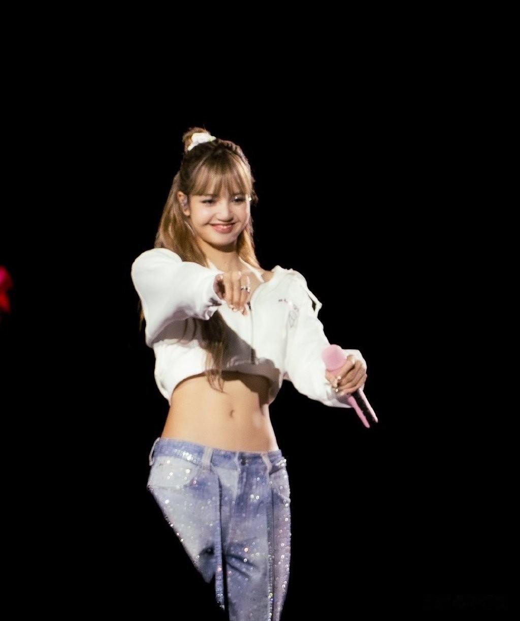 Lisa现在恢复铁刘海也回不到从前了，粉丝修图也没用，脸部发福了