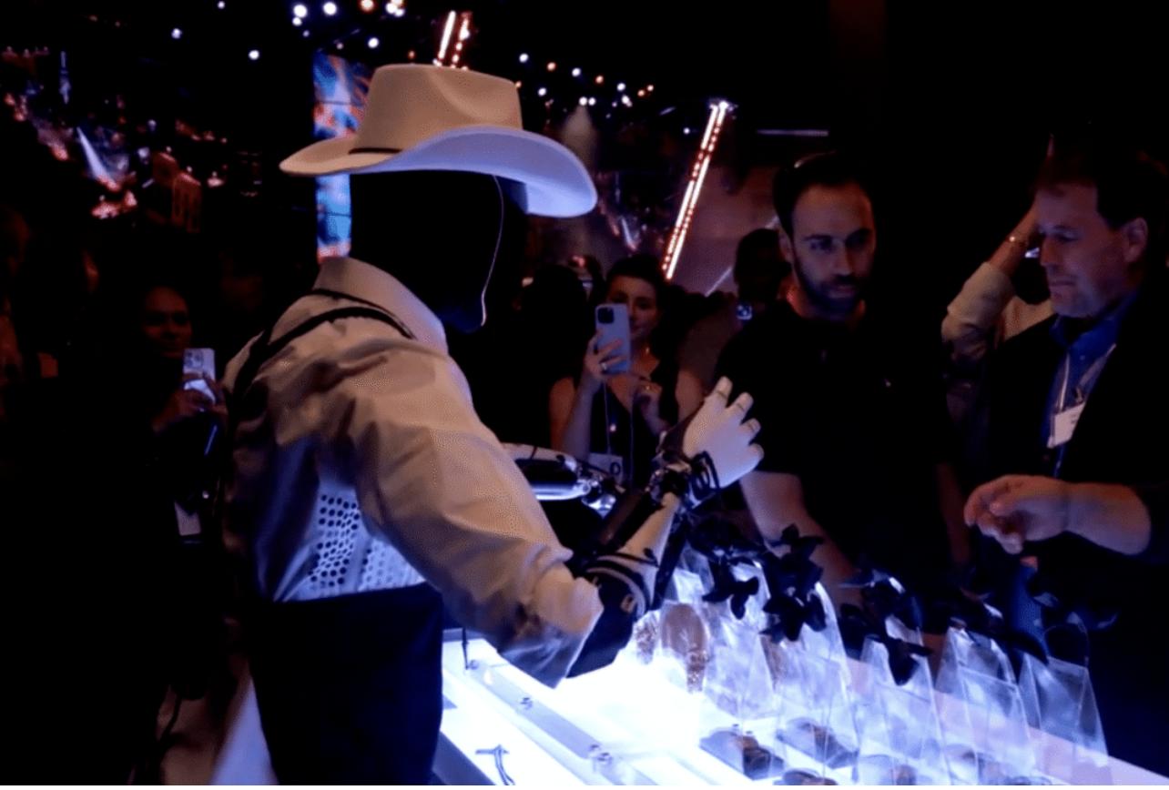 特斯拉機(jī)器人又被抓包：疑似遙控「摘頭顯」摔倒，名場(chǎng)面誕生