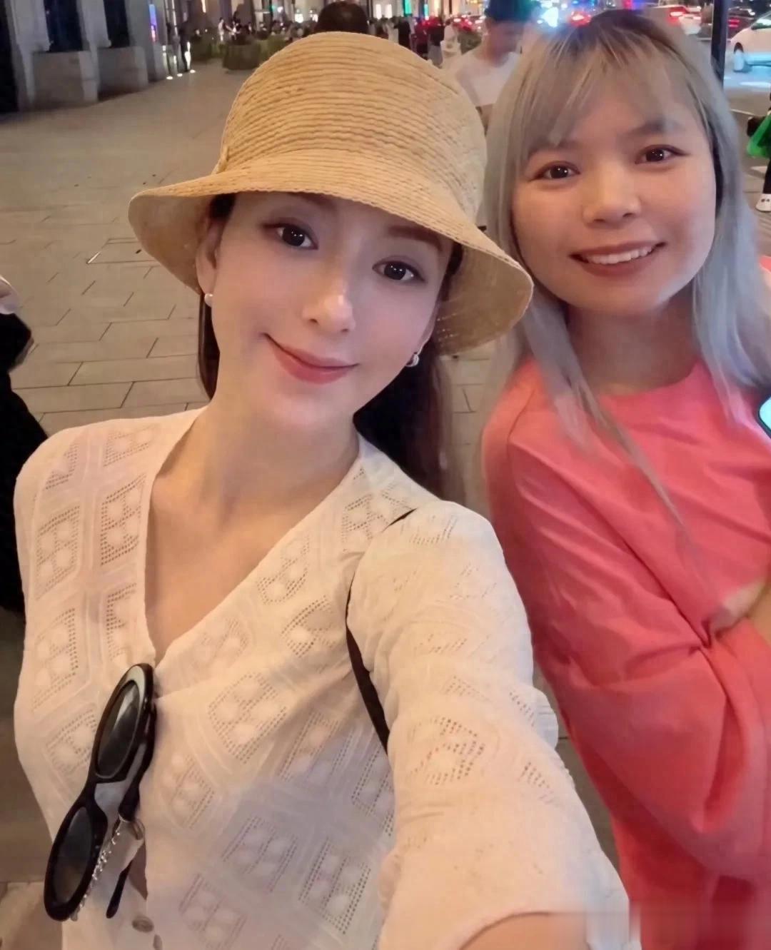 郭富城老婆出海散心!方媛穿3000元长裙腰好细,怀老三面相变了