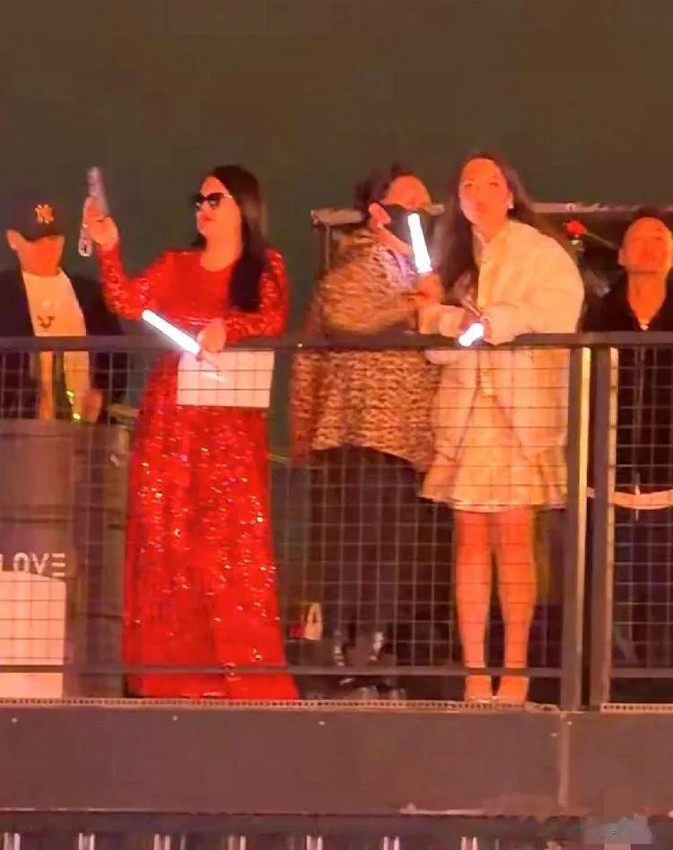 跨年夜在香港看演唱会,本来气氛挺嗨,结果眼神全被二楼给吸走了