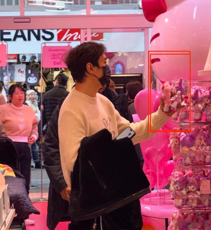 王思聪女友为了美真拼，穿“胸衣”在大雪地里拍照，原谅我看不懂