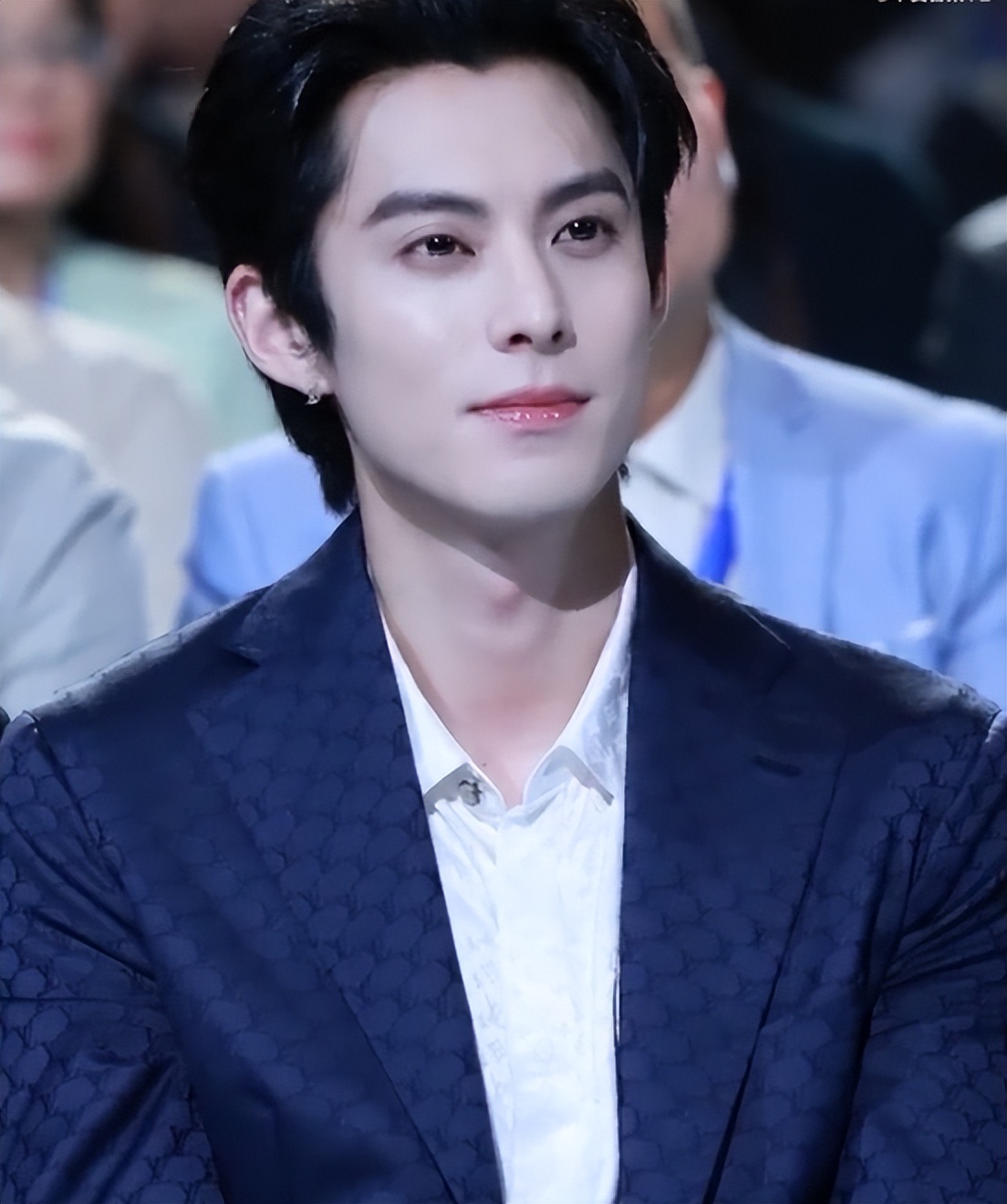 新加坡这晚，被“发胖”的李沁惊艳，整个人面相变了，美而不自知