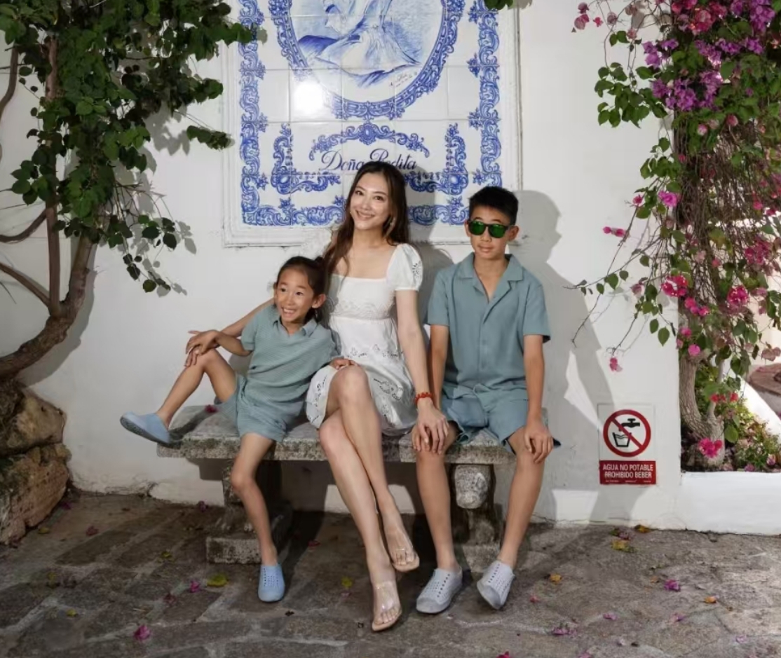 陈小春陪妻儿度假，一家四口穿亲子装，俩儿子越长越像爸爸太酷了