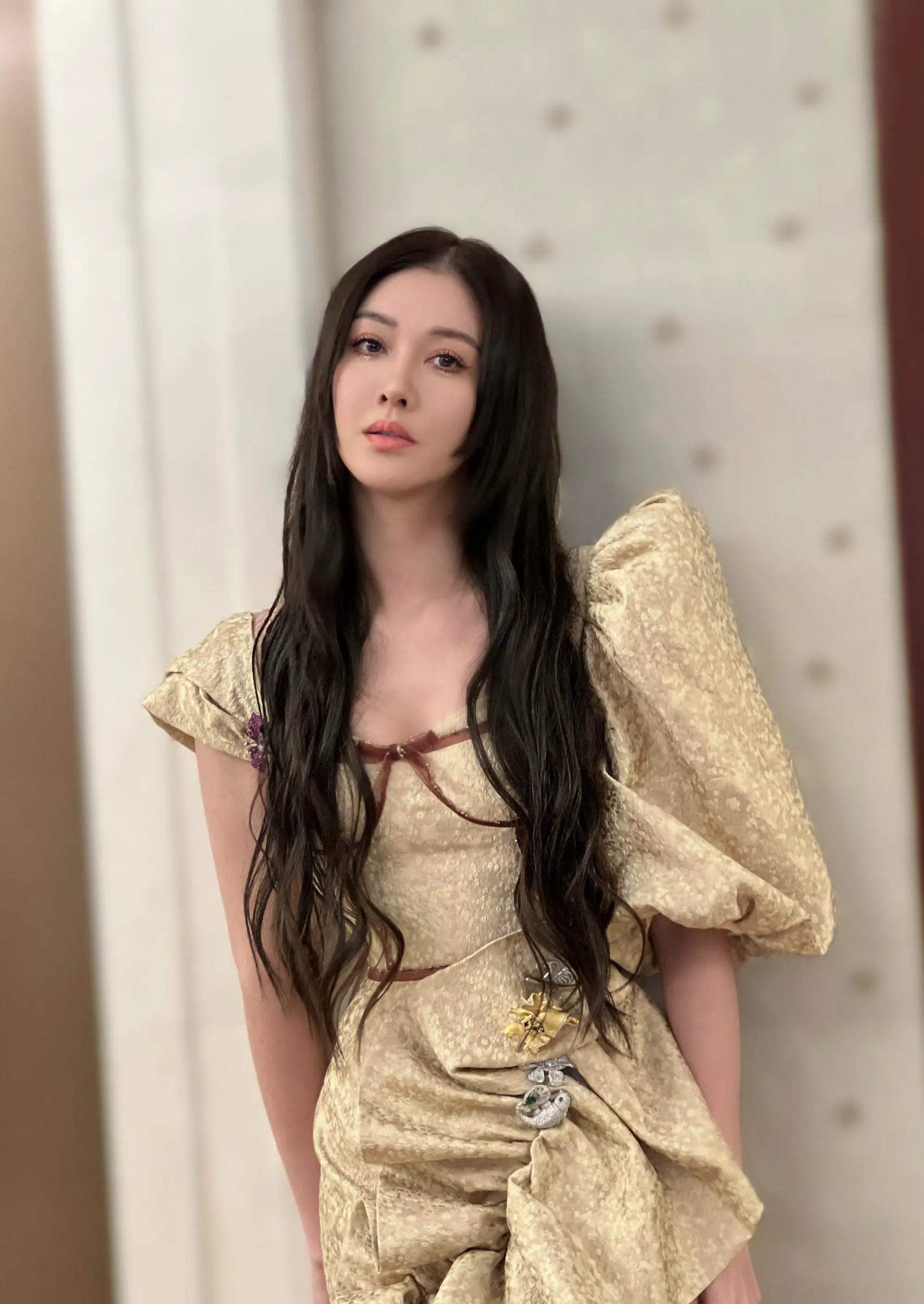 香港影星离婚后身家两亿，拒富豪养妻偏追零零后，私下恋情引争议