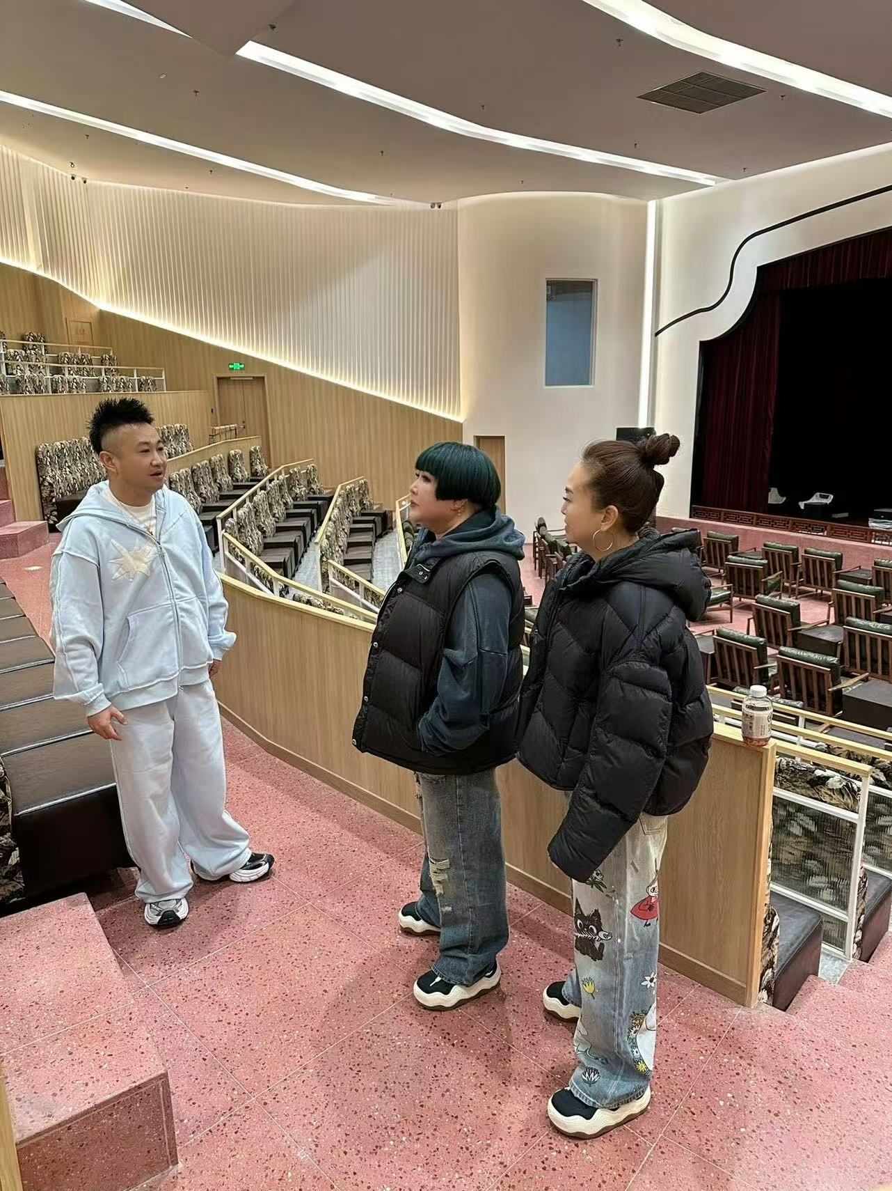 上海德云社将开业！老板娘王惠视察好排场，染绿发化浓妆穿破洞裤