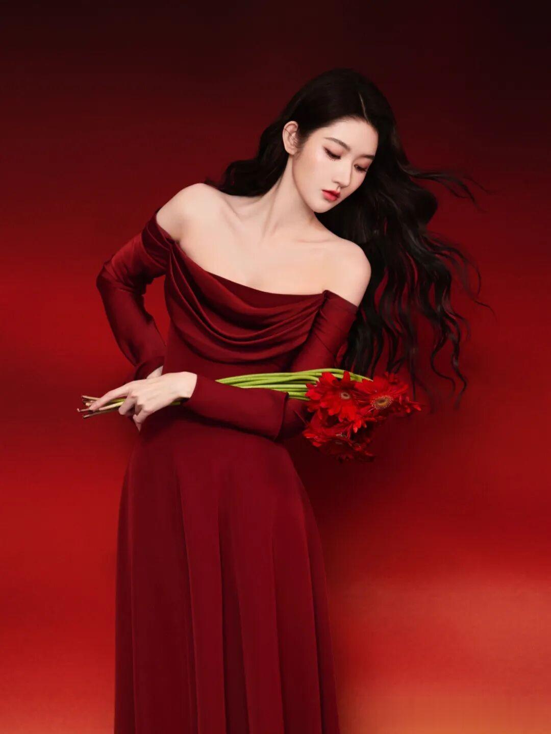 王玉雯红裙写真，美得浓烈又高级