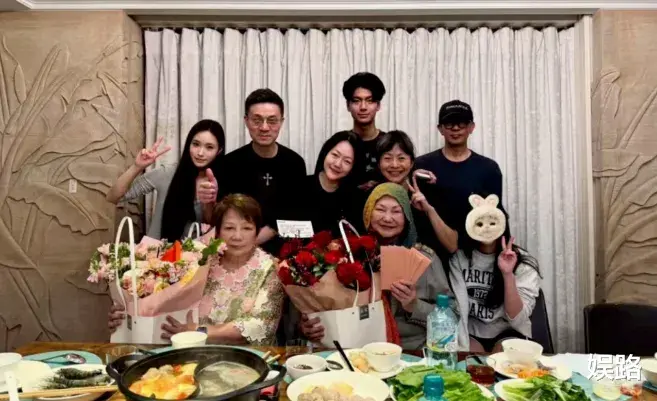 聪明一世糊涂一时!朋友晒聊天记录,父亲症状很相似,大S本可以不用死