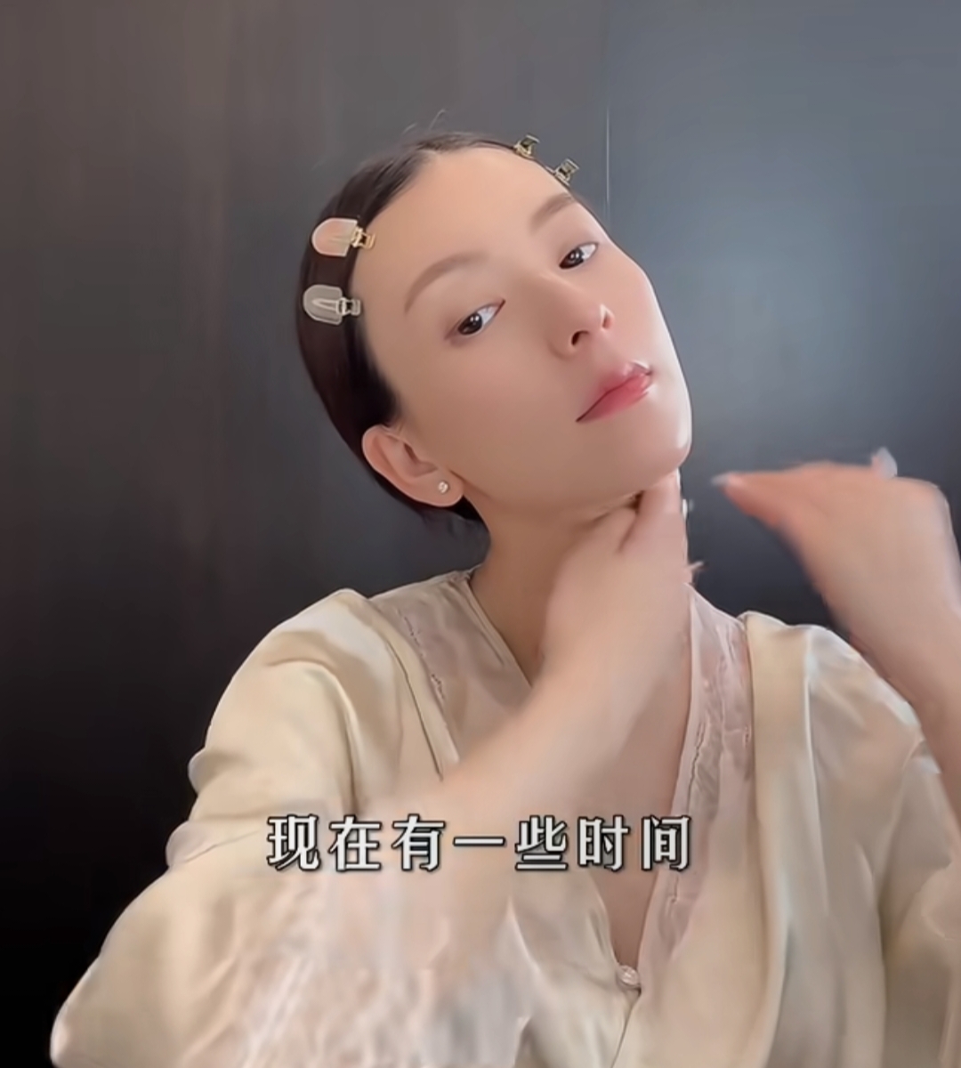 方媛晒新孕照，这次她亮出大肚皮，不再优雅了，俩女儿头发乱糟糟