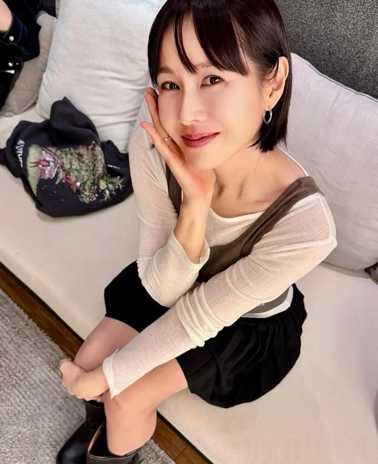 孙艺珍新电影的主创同事为她拍照片，女神也老了