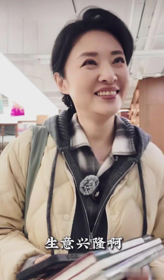 57岁周涛近照曝光!羽绒服配阔腿裤逛书店,状态好到像35岁