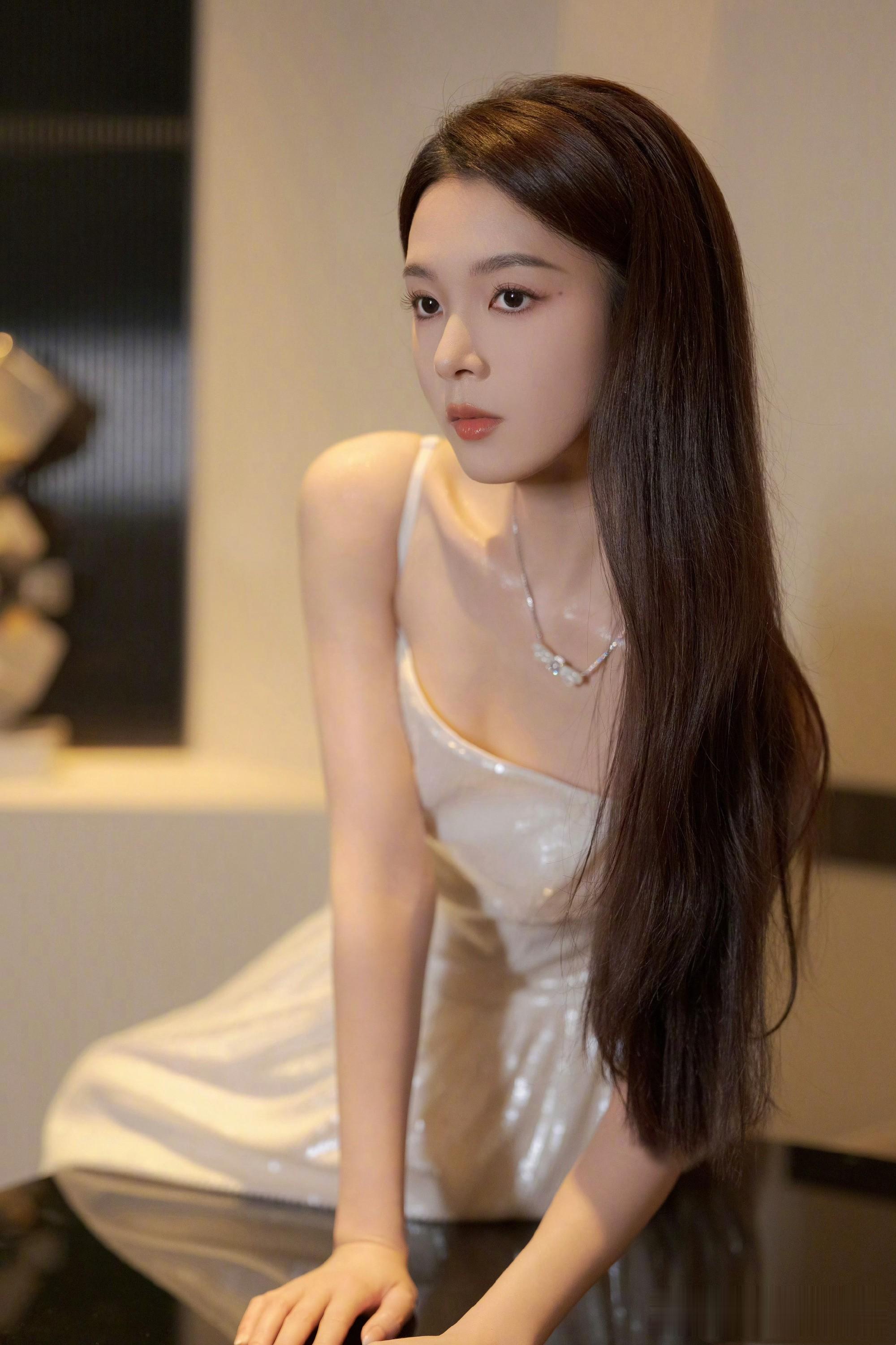 陈瑶银白闪片裙亮相,清冷氛围感拉满全场