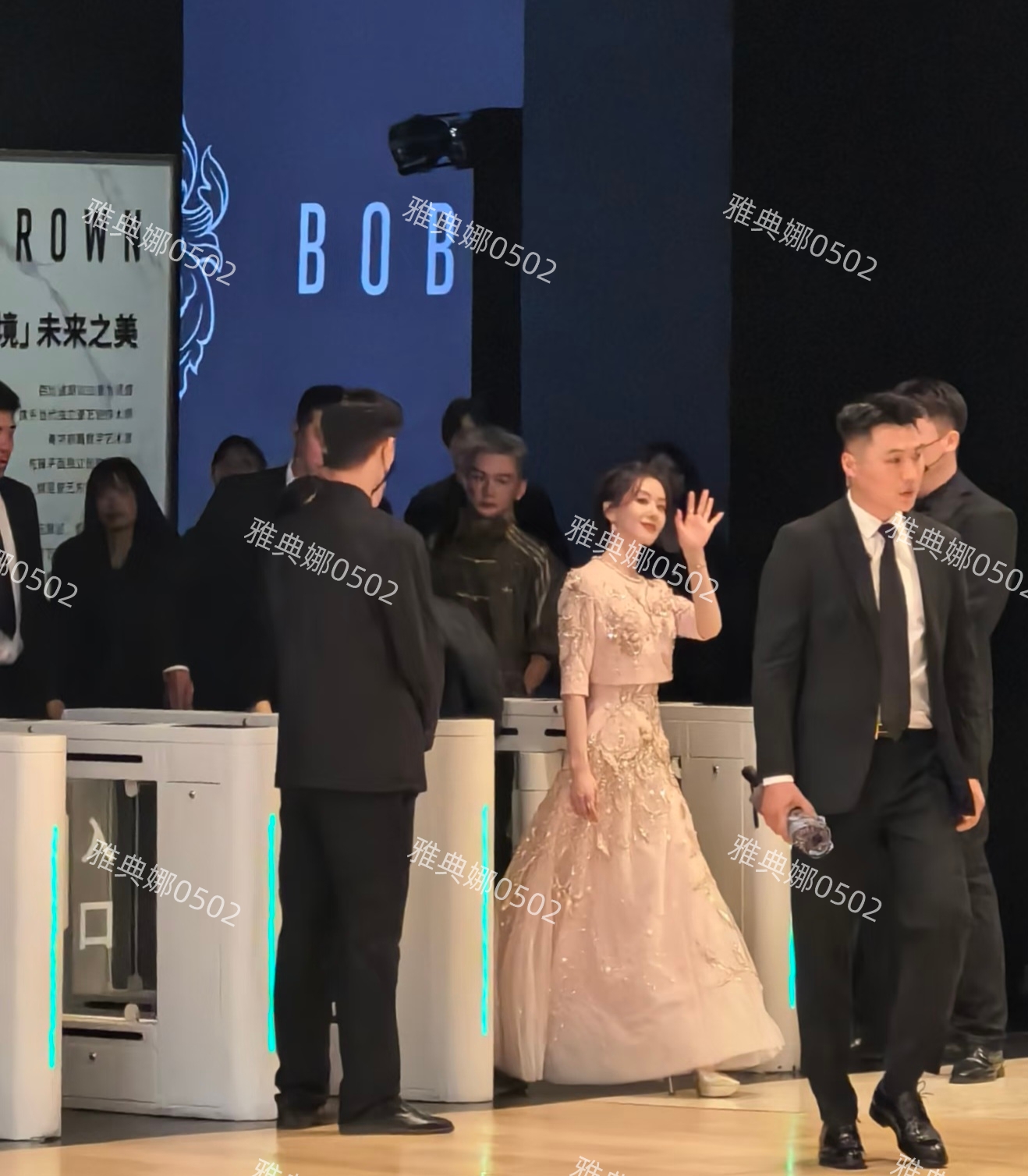 刘诗诗的盘发上热搜了,虽然她依然很漂亮,但脸却变了提拉感很强