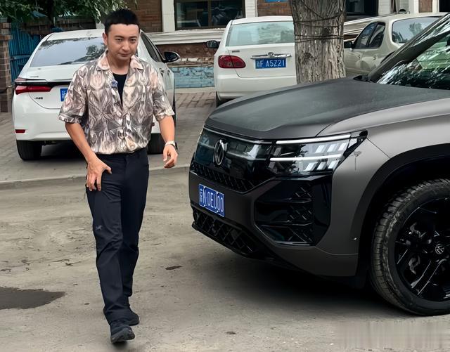 网友在新疆偶遇尼格买提,开京N牌照30万豪车,遭遇堵车眼神犀利