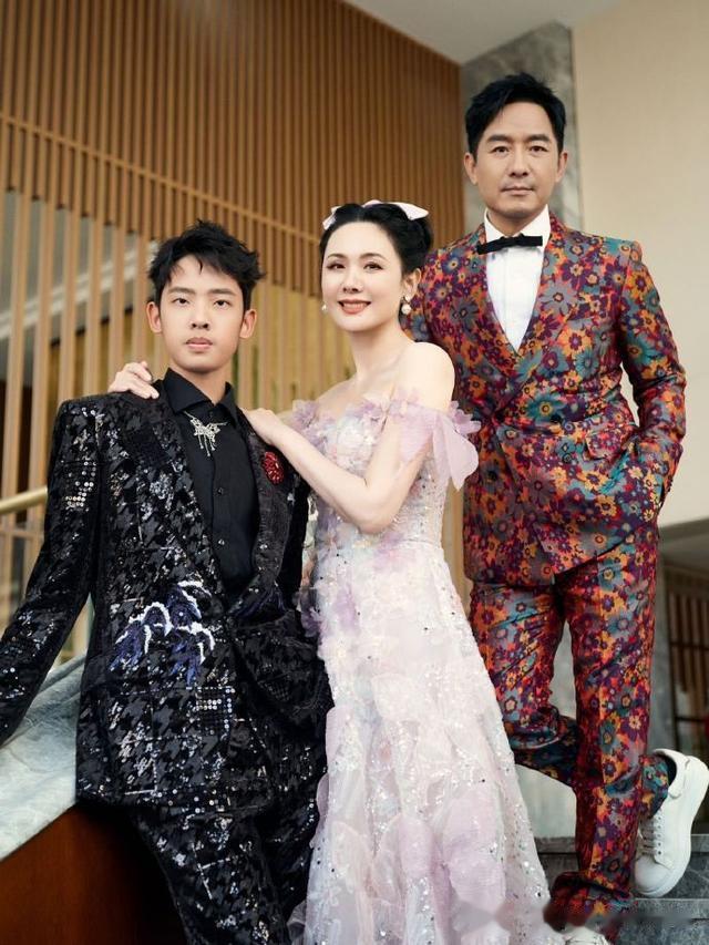 郭晓冬和儿子拍大片,15岁郭子诚龅牙严重,越长越像东南亚帅哥